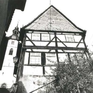 Colditz, Schloßgasse 4/Ecke Kirchgäßchen. Wohnhaus (17. Jh.). Giebelfront. Ansicht mit Turm der Stadtkirche St. Egidien