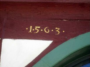 Rathaus-Jahr 1563 an Giebelseite im Fachwerk (Wiederaufbau nach Zerstörung 1554) - Bauinschrift