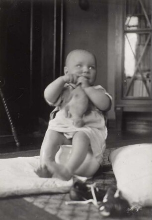 Eberhard Blume, Sohn des Fotografen Ernst Blume, an seinem ersten Geburtstag auf dem Nachttopf sitzend