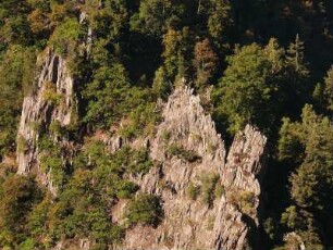 Im Bodetal bei Thale im Harz ragen Felsformationen steil auf
