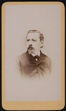 Porträt Wille, ? (nachgewiesen um 1870; Schauspieler). Albuminabzug auf Karton (Carte-de-visite mit Atelieraufdruck verso)