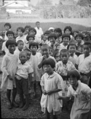 Gruppe japanischer Kinder : Gruppe japanischer Kinder, zum Teil europäisch gekleidet