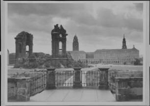 Dresden, Ruine der Frauenkirche : Blick von der Brühlschen Terrasse durch die Münzgasse zur Ruine der Frauenkirche, Neubauten der Ernst-Thälmann-Straße und Rathausturm im Hintergrund