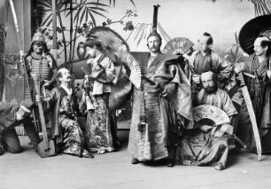 Japanisierende Theateraufführung der Kunstgewerbeschule Dresden unter Leitung von E. Antonio Donadini. Darsteller im Rollenkostüm. 1886