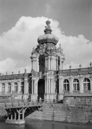 Dresden-Altstadt. Zwinger (1709-1728; M. D. Pöppelmann, B. Permoser). Langgalerie mit Kronentor
