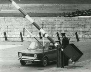 Autokontrolle am Checkpoint Charlie, Grenzübergang Friedrich-, Zimmer- und Kochstraße