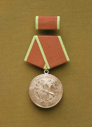 Verdienstmedaille der Grenztruppen der Deutschen Demokratischen Republik : Verdienstmedaille der Grenztruppen der Deutschen Demokratischen Republik. Orden am Band, in drei Stufen. Stufe III (Bronze; 35 mm Durchmesser. 1977 gestiftet) inklusive Interimsspange (14 x 25 mm). Avers