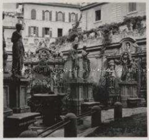 Rom, Palazzo Borghese, mit Plastiken und Brunnen geschmückter Hof