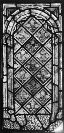 Glasfenster mit architektonischem Bogen und Blatt-Rauten : Glasfenster mit architektonischem Bogen und Blatt-Rauten. Glasmalerei (1386/1420). Judenburg, Ehemals Spitalkirche (Magdalenenkirche)