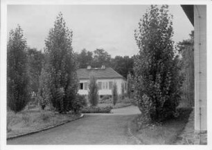 Wohnhaus & Gartenanlage