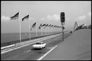 Fehmarnsund: Fehmarnsundbrücke, Zufahrt mit Fahnen