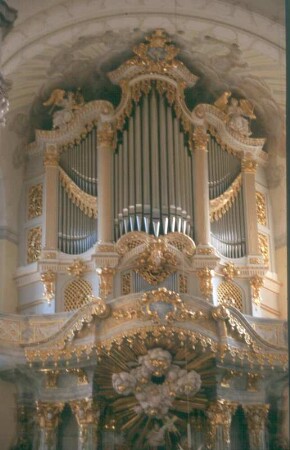 Orgel von G. Silbermann; Neubau D. Kern (1732-1736; Fertigstellung 2005.09) über dem Altar (1733-1739; J. C. Feige d. Ä.). Dresden-Altstadt, Frauenkirche
