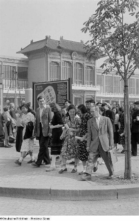 Besucher der Leipziger Herbstmesse 1954 vor dem chinesischen Pavillon