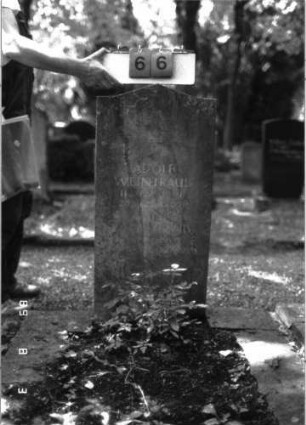 Grabstein 66 (Index: 100102173) Material: Sandstein Zustand: leicht verwittert Maße HxBxT: 106x45x13 cm Beschreibung: Stele, eingezogener giebelartiger Abschluß Symbolik: Davidstern Besonderheit: Doppelgrab: Grabstein 66