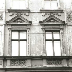 Cottbus, Straße der Jugend 158. Wohn-und Geschäftshaus (um 1890). Fenster (2. OG)
