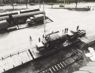Verladung von Militärtechnik der 1. Gardepanzerarmee im Güterbahnhof Dresden-Neustadt. Lastkraftwagen fahren von der Kopframpe auf Flachwagen : Dresden-Neustadt. Verladung von Militärtechnik der 1. Gardepanzerarmee im Güterbahnhof Dresden-Neustadt. Lastkraftwagen fahren von der Kopframpe auf Flachwagen