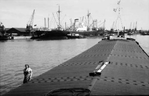 Antwerpen: Albert Dock, Vordergrund Kahn