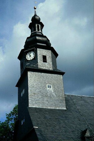 Turm der Kirche: Ackteckturm auf quadratischem Unterteil