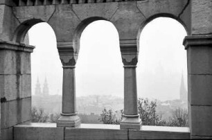 Budapest: Ausblick durch Bogen der Fischereibastei auf Pest