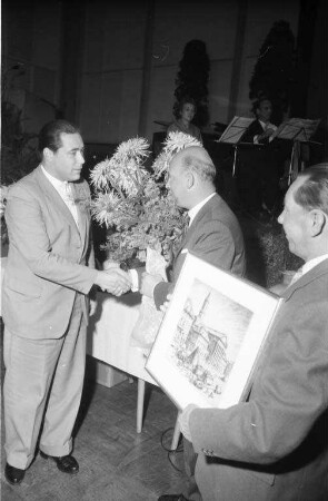 Auszeichnung der Preisträger im Blumenschmuckwettbewerb 1959/60.
