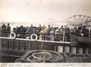 Edinburgh (Schottland). Touristen auf einem Tenderboot während der Fahrt auf dem Firth of Forth