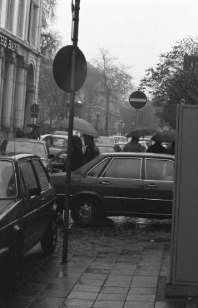 Verkehrsstau in der Innenstadt am ersten verkaufsoffenen Samstag vor Weihnachten