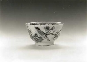 Koppchen (China, 1723/1735, Regierungsperiode Yongzheng; Porzellan, Aufglasurmalerei; Höhe ca. 3,8 cm, Durchmesser ca. 7 cm; Staatliche Kunstsammlungen Dresden (SKD)