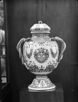 Theriakvase mit gedrehten Schlangenhenkeln