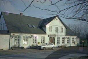 Allee 18: Landgasthof "Zum Fasanenhof": traufständige Straßenfront mit Zwerchgiebel, Eingangstür, darüber Wirtshausschild