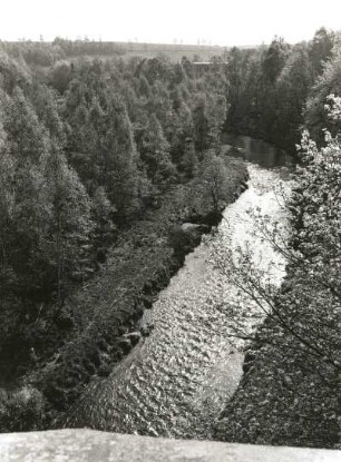 Freiberg (Sachsen). Freiberger Mulde südlich Halsbach. Blick von der Straßenbrücke (B 173)