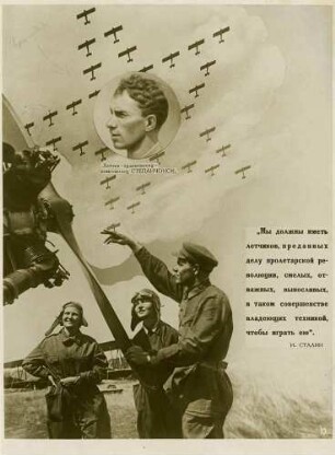 Bild im Profil von Flieger und Ordensträger Komsomolga Stechantschonow in Flugzeugformation dem Roten Stern nachempfunden, zwei Pilotinnen und ein Monteur vor Flugzeug stehend, Zitat von J. Stalin