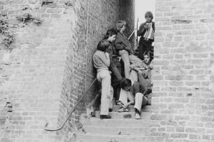 Jugendliche an einem Durchgang in der Stadtmauer