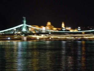 Budapest - Kettenbrücke und Burgberg beleuchtet : In der Dunkelheit werden die historische Donau-Kettenbrücke und die Gebäude auf dem Burgberg beleuchtet. Aufgenommen in Budapest am 13. Juni 2011