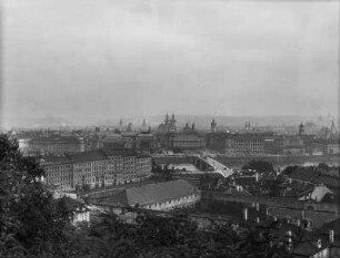 Blick über Prag : Stadtansicht von der alten Schlosssteige über die Stadt Prag. In der Mitte ist die Karlbrücke zu sehen, die sich über die Moldau spannt.