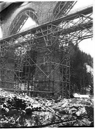 Fertig gestellte Bögen des neuen Viaduktes und Fahrgerüst