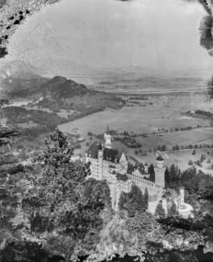 Vorm Schloss Neuschwanstein : Blick zum Schloss Neuschwanstein