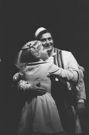Szenenbilder aus "Die lustige Witwe", Operette in drei Akten von Franz Lehár. Metropol-Theater Berlin, Dezember 1963