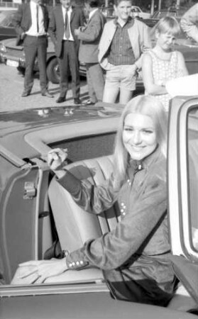 Freiburg: Peggy March, im Auto