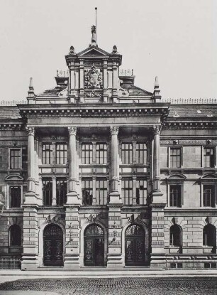 Landgerichtsgebäude Dresden, Pillnitzer Straße : Landgerichtsgebäude, Pillnitzer Straße 20 in Dresden. Haupteingang, Blatt 142. Lichtdruck; 426 x 320 mm. um 1860. Römmler und Jonas. Aus: Dresdener Architektur-Album. Bauten und Entwürfe. Hrsg. vom Dresdener Architekten.Verein. Dresden: Verlag George Gilbers/Buchhandlung für Architektur und Kunstgewerbe. 1875. Dresden: SLUB 1830 17b 0510 000 00 1
