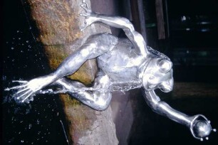 Skulpturen in Detmold, Ameide, Landesmuseum, Frosch-Springbrunnen ; farbig