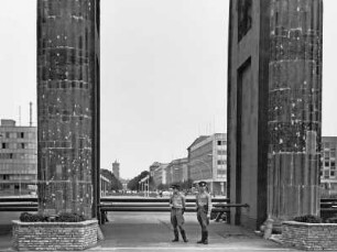 Blick durch das Brandenburger Tor nach Osten : Blick durch das Brandenburger Tor in Richtung Unter den Linden