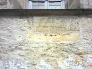 Alexanderkirche - Kirchturm von Westen-Bauinschrift am Gesims zum ersten Obergeschoß (Chor Jahr 1450-Langhaus Jahr 1463-Turm Jahr 1481