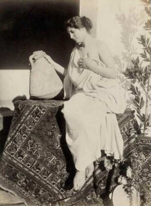 Frau im antikisierenden Gewand mit Tuch und Vase