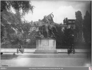 Bismarckdenkmal in der Gallusanlage (mit französischen Beutekanonen), im Hintergrund Kaiserstraße 30 (?)