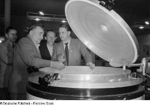 Vorführung eines Kessels auf der Leipziger Herbstmesse 1954