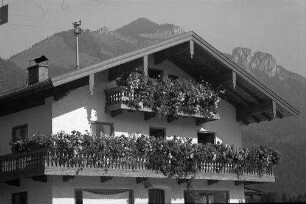 Schleching: Haus mit Blumenbalkon