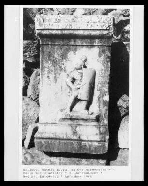 Basis mit Gladiator-Relief an der Marmorstraße