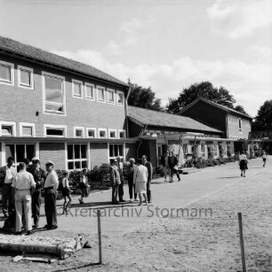 Schule Am Reesenbüttel: Volksschule: Schimmelmannstraße: Erweiterungsbau: Schulhof: Personengruppen im Gespräch