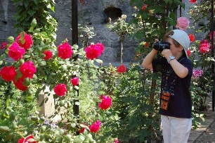 Granada - Burgberg Alhambra : Kleiner Fotograf in der Gartenanlage "Generalif" auf der Alhambra, aufgenommen 2007