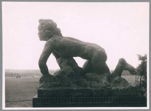 Kriechende I, 1926/27, Kalkstein